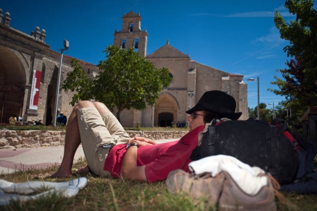 Felix Ordonez/Reuters Peregrino descansa em San Juan de Ortega, ao norte de Burgos