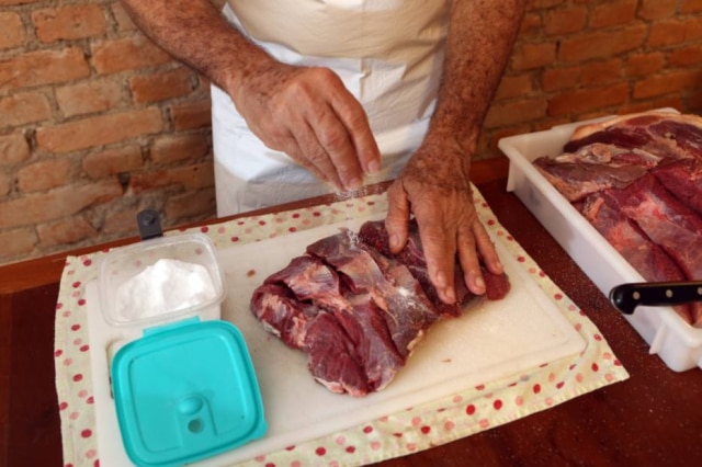 Seu João Batista sabe a medida do sal para curar a carne por pelo menos 12 horas. “É tudo no olho. Se o clima está frio, demora mais para curar”