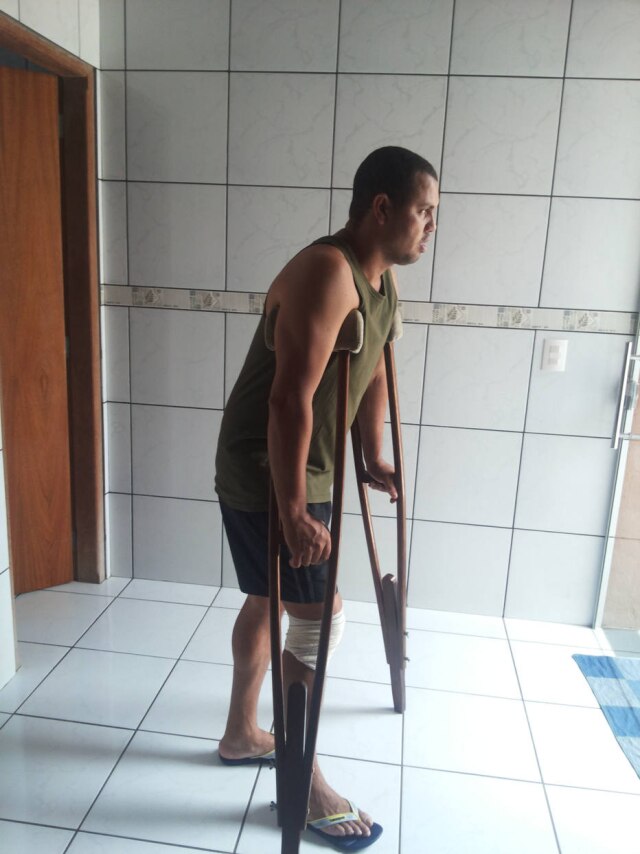 O marceneiro Elias de Matos Júnior, 35, morador em Floreal (SP), que teve o joelho direito operado, mas o problema era no joelho esquerdo.