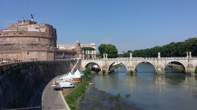 Castelo de Sant'Angelo: no verão, diversos bares temporários são montados na beira do rio