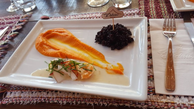 Bruna Toni/Estadão Camarão vietnamita com creme de abóbora, casas de coco e risoto negro do Delirio's