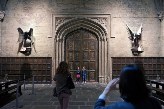 Andrew Testa/The New York Times Não dá para resistir uma foto no saguão de entrada de Hogwarts