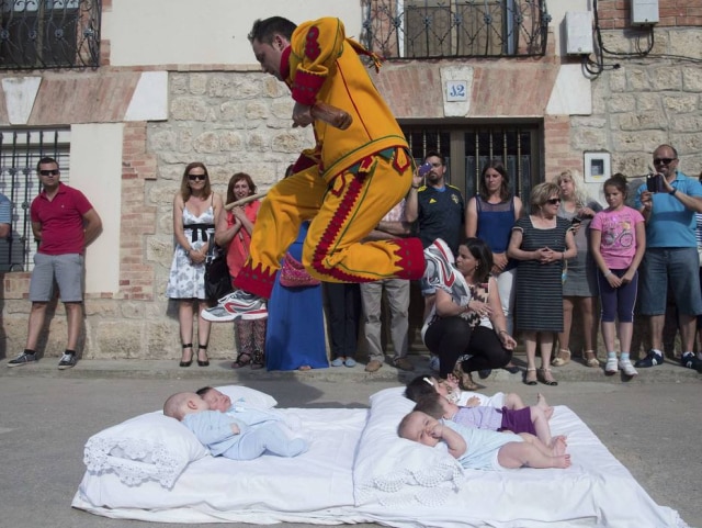 Ricardo Ordonez/ Reuters Tradição. Em Castrillo de Murcia, na Espanha, festival 'El Salto del Colacho' é realizado desde 1620 junto do Corpus Christi