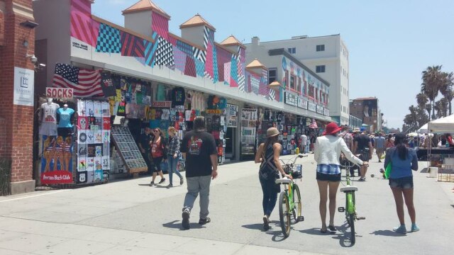 Ciclistas curtem o calçadão de Venice, em frente à praia