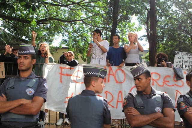 Na Escola Estadual Fernão Dias Paes, em Pinheiros, na zona oeste de SP, ocupação já chega ao quarto dia; o lado externo do local foi palco de confrontos entre manifestantes e PMs