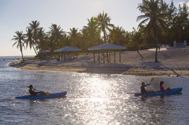 Departamento de Turismo das Ilhas Cayman/Divulgação Passeio de caiaque em Cayman Brac