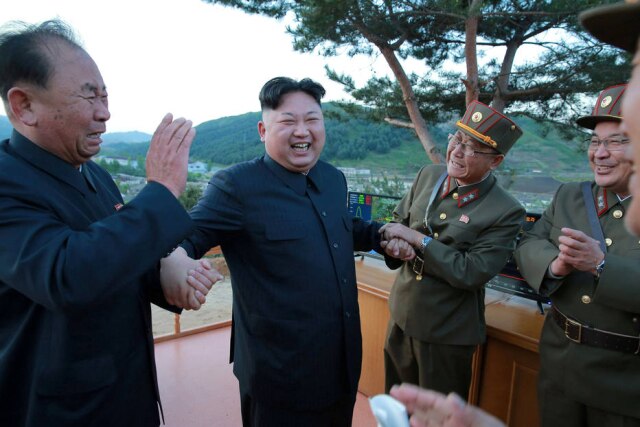 Kim Jong Un, líder norte-coreano, comemora o lançamento do míssil. 