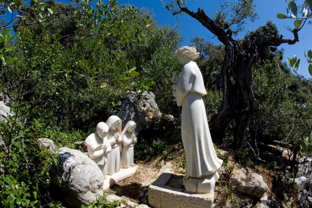 ARPT Centro de Portugal A Via Sacra passa pelas estátuas das três crianças e do anjo que apareceu a elas antes da santa