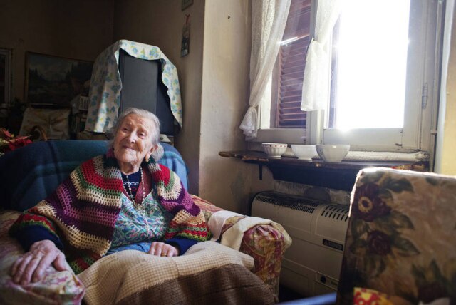 Alessandro Grassani para The New York Times A sra. Morano na sua casa, em Verbania, Itália, em 2015. Na época, ela era a pessoa mais velha da Europa.