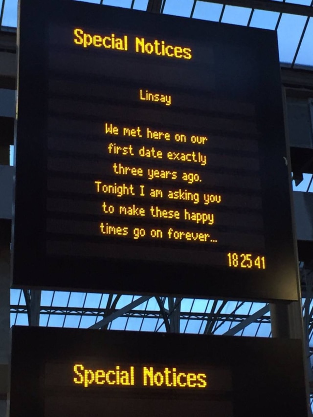 twitter.com/@tatooinechick Em Glasgow, painel de informações exibiu mensagem diferente no fim da segunda-feira, 20.