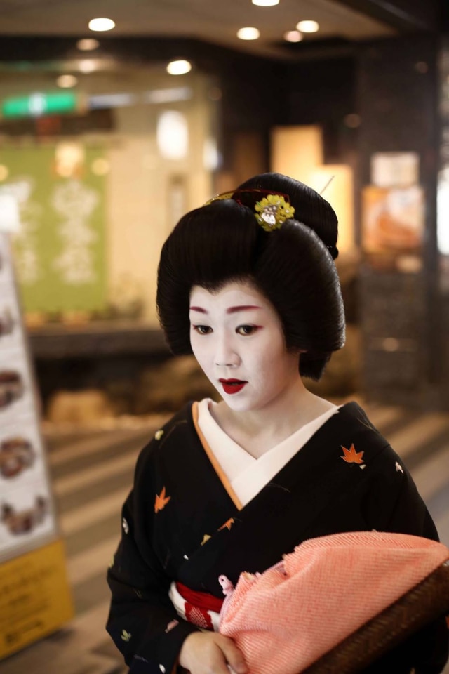 Tiago Queiroz/Estadão Uma maiko (jovem gueixa) caminha apressadamente por rua do bairro de Gion na cidade de Kyoto