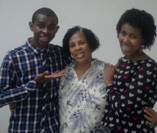 Os irmãos Jefferson e Suellen Barbosa, ao lado de sua mãe, Mara, em maio de 2016