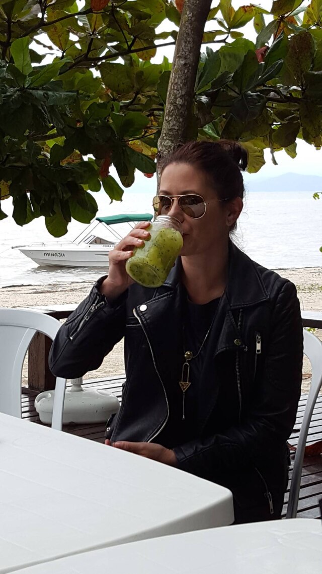 Bruna Toni/Estadão Caipirinha do restaurante Teodoro Dias é preparada e servida em vidros de palmito; o peixe servido no almoço é pescado no dia.