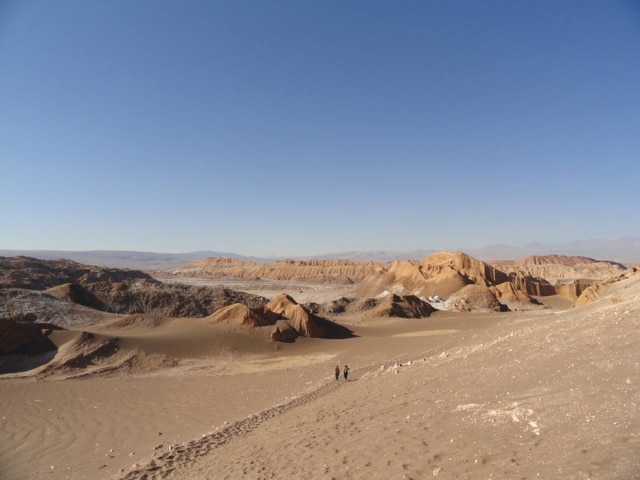 Marina Pauliquevis/Estadão Turistas caminham pelo Vale da Lua, que deve ser um dos primeiros passeios do Atacama: paisagens que parecem de outro mundo e nenhum sinal de vegetação