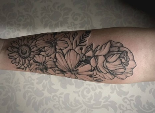 Reprodução/Facebook Tatuadora de Cotia (SP) cobre, gratuitamente, cicatrizes de mulheres agredidas por seus parceiros e também em pessoas vítimas de ataques homofóbicos.