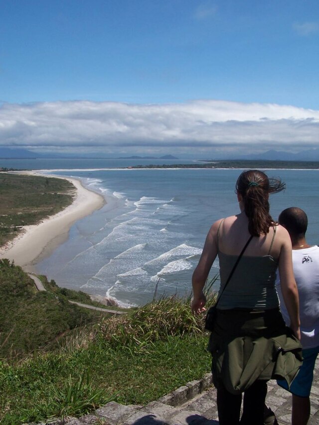 Adriana Moreira/Estadão Trilhas são uma das grandes atrações na Ilha do Mel.