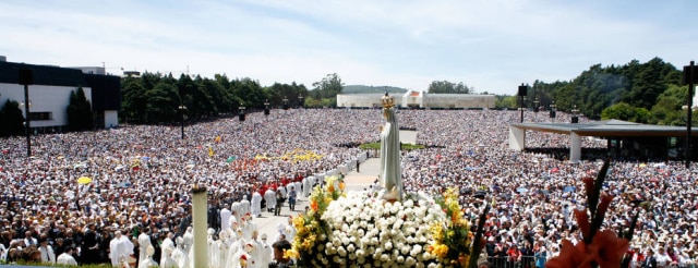 ARPT Centro de Portugal Milhares de fiéis se reúnem em frente à Basílica de Fátima
