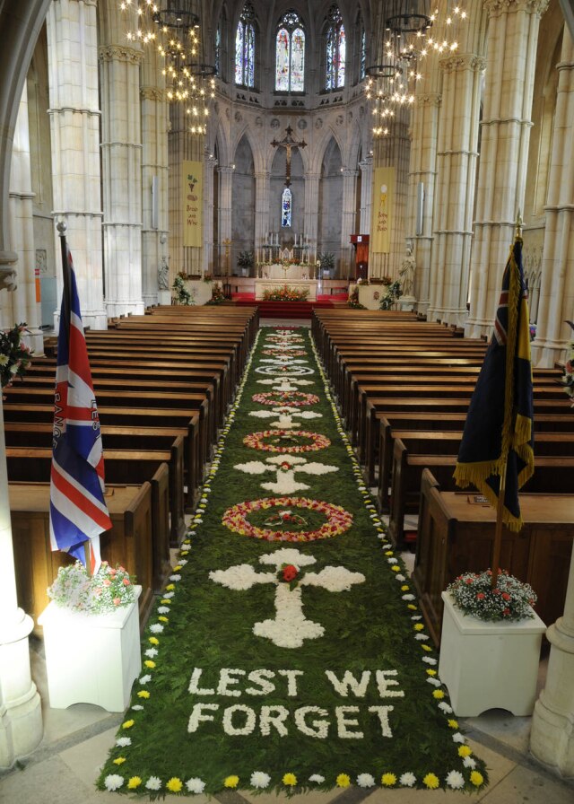 Arundel Cathedral Decoração. Em Arundel, na Inglaterra, tapetes ornamentados enfeitam também a catedral da cidade