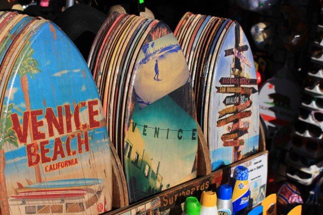 Pranchas de surfe com estilo vintage em Venice Beach