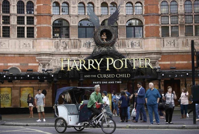 Peter Nicholis/Reuters O Palace Theatre, onde está em cartaz a peça 'Harry Potter and The Cursed Child'