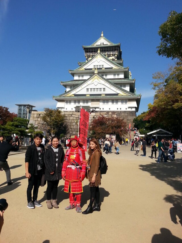 Adriana Moreira/Estadão Turistas posam com artista na entrada do Castelo Osaka-jo