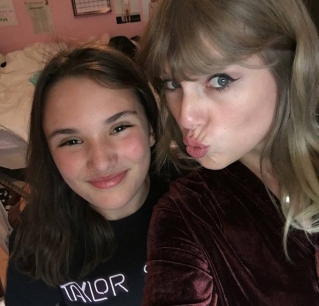 Instagram/@laraheartstaylor Taylor Swift e sua fã, Lara.