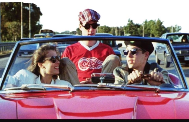Divulgação Pelas ruas na Ferrari vermelha, Ferris Bueller e amigos matam aula para se divertir em Chicago