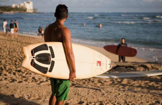 Marco Garcia/NYT Praia de Waikiki, em Honolulu: há poucos brasileiros no destino