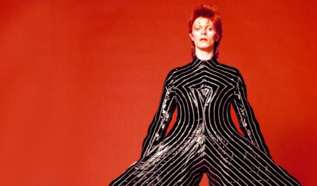 Divulgação O macacão usado por Bowie em na turnê de Aladdin Sane em 1973 faz parte da mostra David Bowie Is, com mais 300 objetos de sua carreira