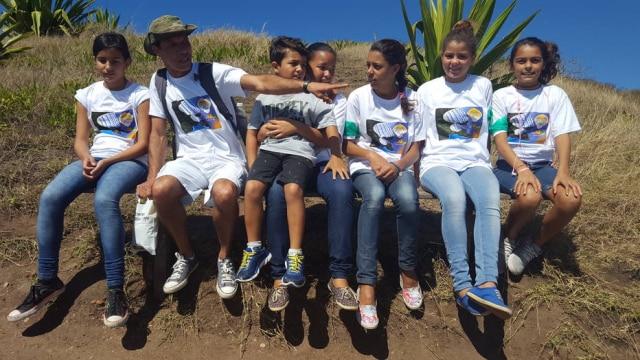 Bruna Toni/Estadão O turismólogo e ambientalista Paulo Bayer com sua equipe de jovens guias