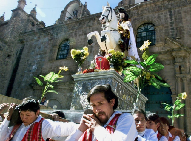 Pilar Olivares/ Reuters Diferente. Em Cusco, no Peru, Corpus Christi não tem tapetes, mas tem chiriuchu, prato típico de porquinho da índia com pimenta