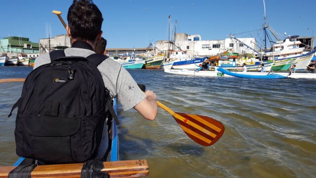 Bruna Toni/Estadão A agência The Trip ensina iniciantes a remar na canoa havaiana