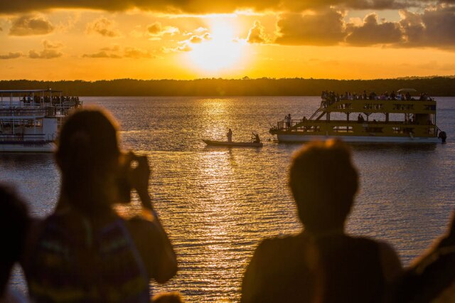 Tiago Queiroz/Estadão Pôr do sol na Praia do Jacaré: catamarãs no lugar das barracas