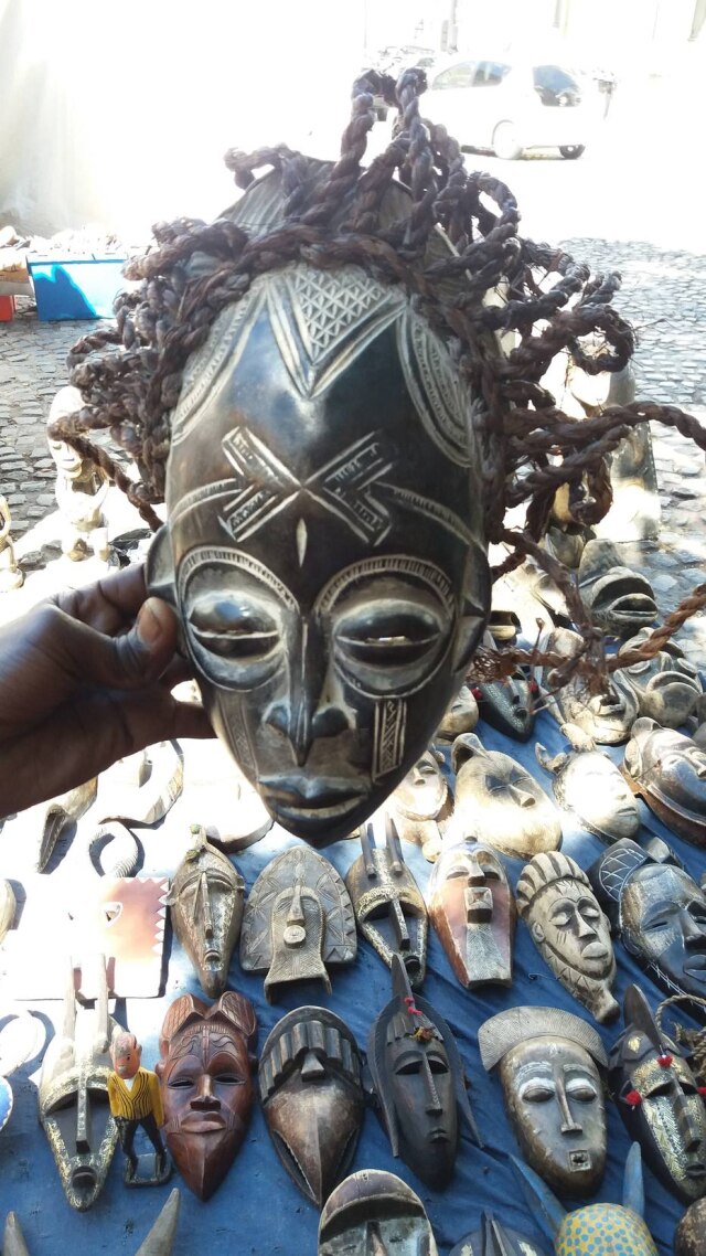 Mônica Manir/Estadão Máscaras tribais, como estas à venda no bairro de Bo-Kaap, são um dos destaques nas compras pela Cidade do Cabo.