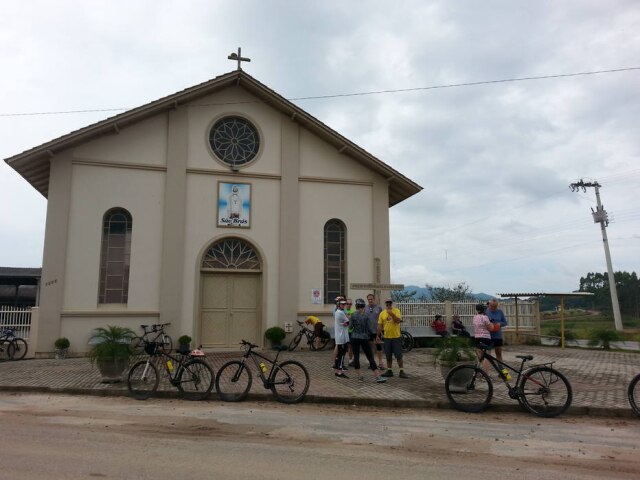 Adriana Moreira/Estadão Pausa para o lanche em frente à Igreja de São Brás