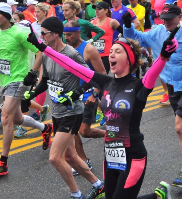 Deborah Aquino ao terminar a maratona de Boston, em 2015, depois de se recuperar do câncer de mama