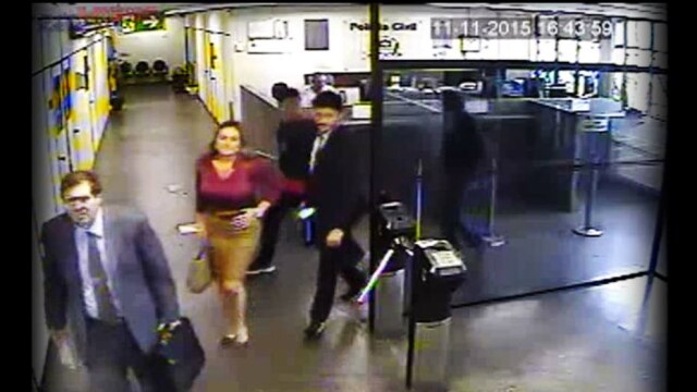 Vídeo mostra promotores chegando ao prédio, antes de os policiais fugirem