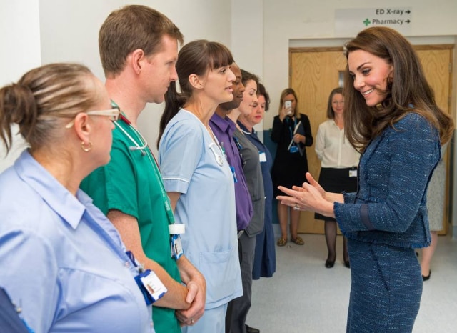 Duquesa de Cambridge conversou com os funcionários do hospital  