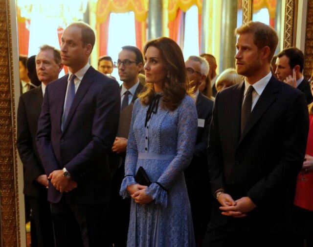 Heathcliff O'Malley/ Reuters Príncipe William, Kate Middleton e príncipe Harry comemoram o Dia Mundial da Saúde Mental no Palácio de Buckingham, em Londres