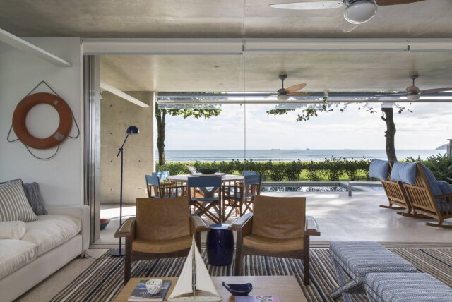 Evelyn Muller/Divulgação Em praia tranquila, ladeada por colinas, interiores elaborados por Marina Linhares para casa em São Sebastião investem em simplicidade e acolhimento