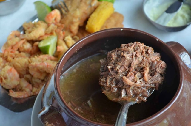 Aryane Cararo/Estadão Barreado, o típico prato paranaense, em restaurante da cidade de Morretes.
