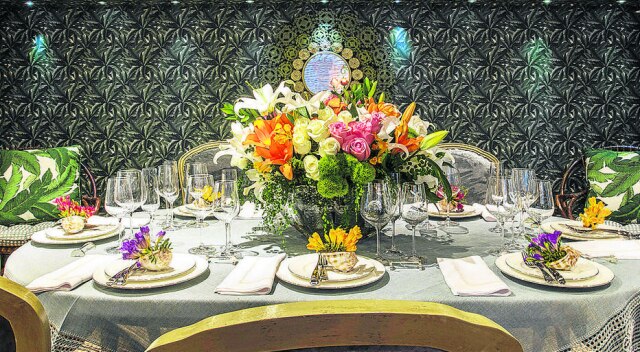 Zeca Wittner/Estadão Mesa para ambiente interno usou flores mais clássicas como a rosa e o lírio; ao fundo, papel de parede floral contrasta com a montagem
