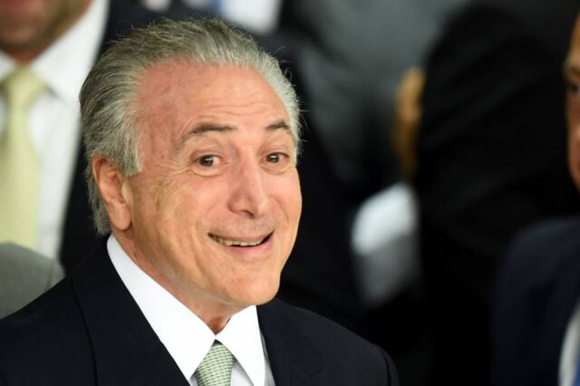 AFP Photo/Evaristo Sá Se o Temer cair, quem assume? Já tem bastante gente se candidatando no Twitter...