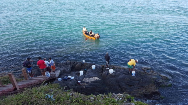 Bruna Toni/Estadão Aos pés do Morro do Arpoador, pescadores, navegantes e contempladores se reúnem