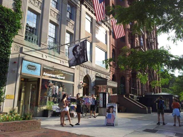 Mônica Nobrega/Estadão A rua de compras chiques e fast fashion Newbury Street.