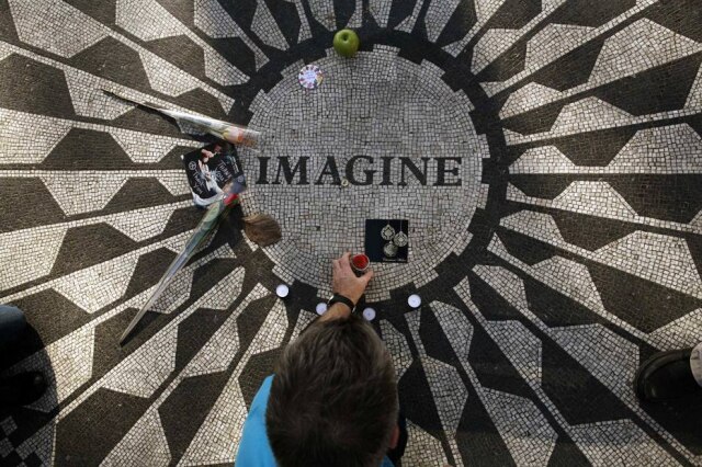 Mosaico Imagine, no Central Park, em homenagem a John Lennon. O prédio onde o cantor morava fica a poucos metros dali