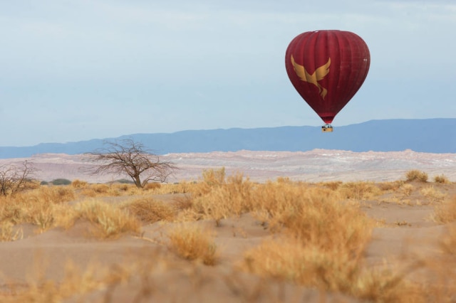 Juan Jaeger/Divulgação Em agosto de 2016 surgiu uma nova forma de observar o Atacama: de balão. O tour dura em torno de 1 hora e custa US$ 300