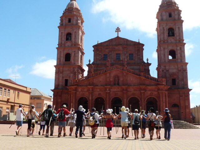 Claudio Reinke/ Divulgação Chegada do Caminho das Missões, em frente à catedral de Santo Ângelo, no Rio Grande do Sul
