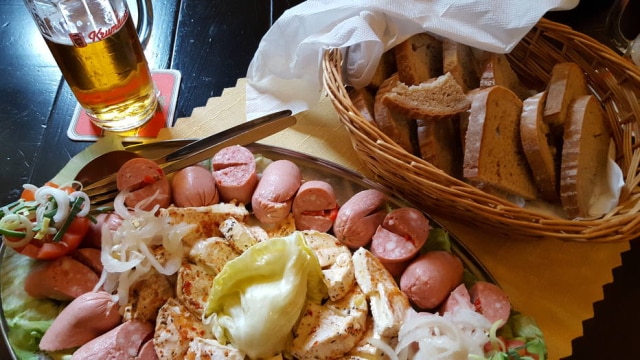 Bruna Toni/Estadão Joelho de porco e queijinho temperado no azeite e na pimenta da cervejaria Eggenberg, em Cesky Krumlov
