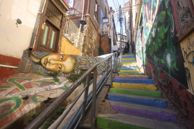 Mariana Veiga/Estadão Uma das muitas escadarias coloridas coloridas por grafites em Valparaiso.